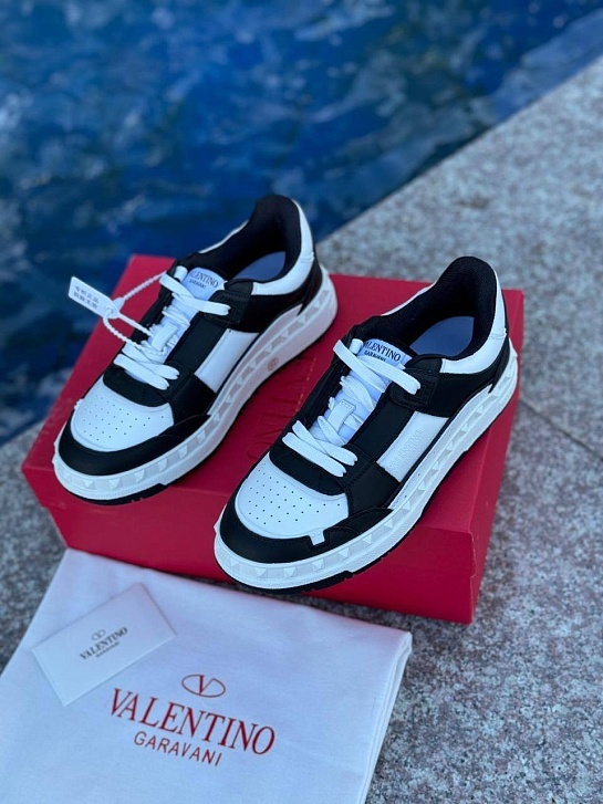 Женские кожаные кроссовки Valentino Freedots - White / Black