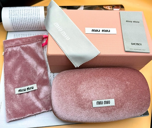 Женские солнцезащитные очки MIU MIU с чёрной оправой   
