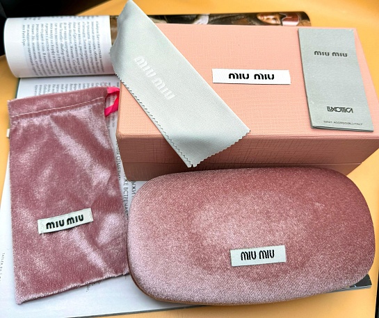 Женские солнцезащитные очки MIU MIU с чёрной оправой