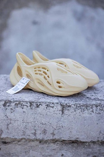 Кроссовки Adidas Yeezy Foam RNNR "Desert Sand"   