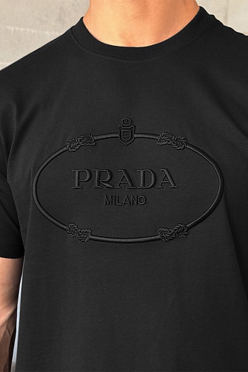 Футболка чёрного цвета Prada logo-embroidered   