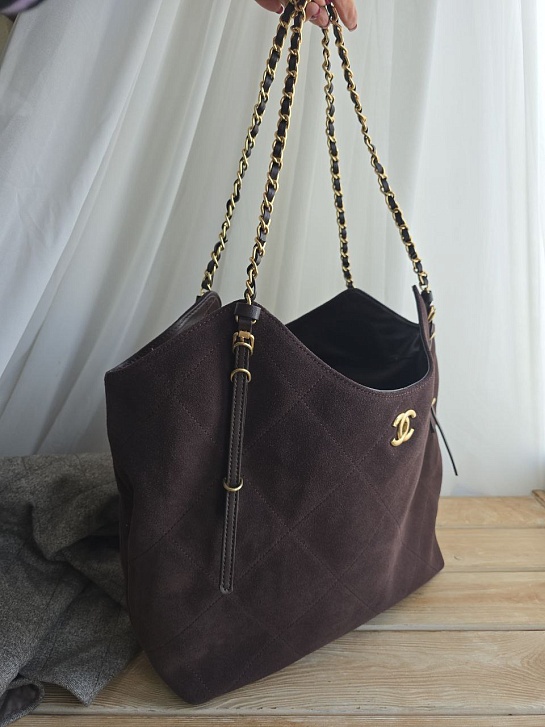 Замшевая сумка Chanel Maxi 44x28 см