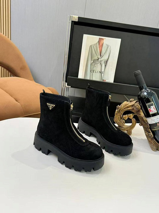 Женские замшевые сапоги Prada