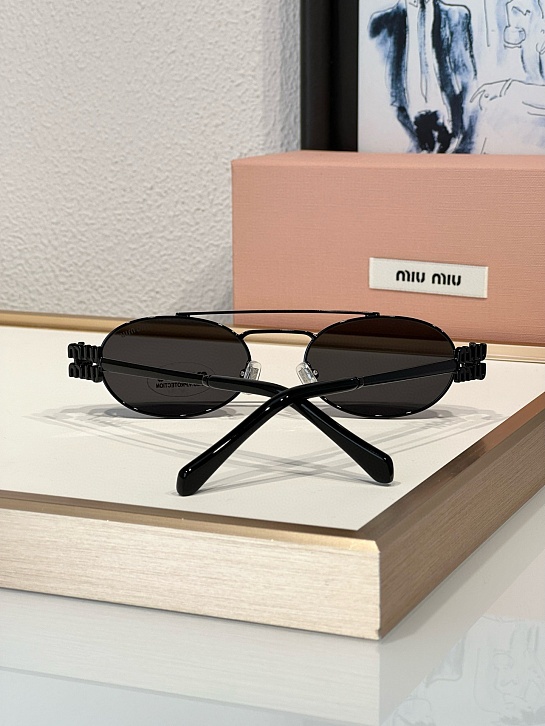 Женские солнцезащитные очки MIU MIU Oval