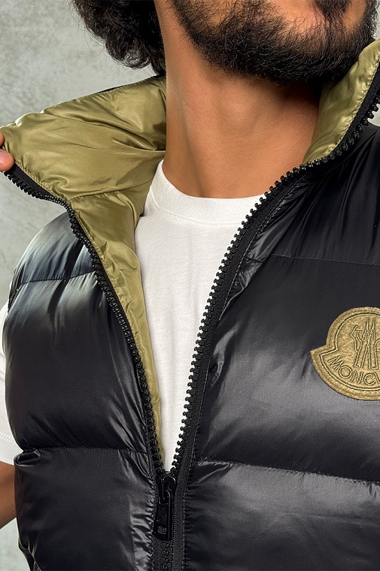 Утеплённый жилет Moncler чёрного цвета