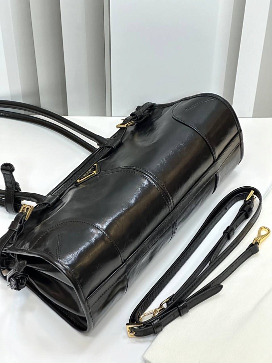 Кожаная чёрная сумка Prada Naplak Premium 32x15x11 см