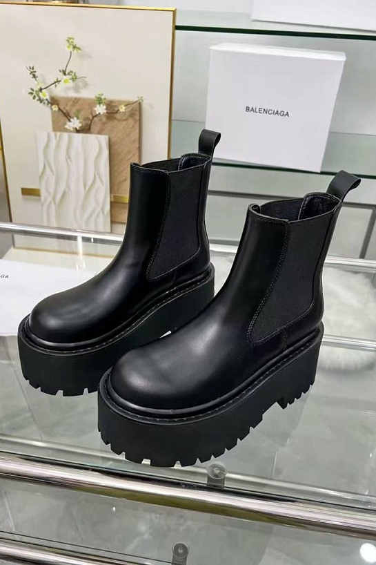Женские кожаные сапоги Balenciaga чёрного цвета
