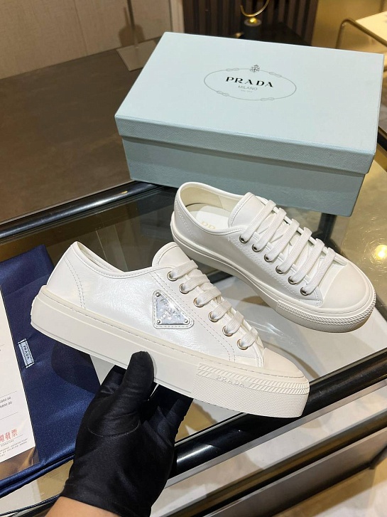 Женские кроссовки Prada белого цвета