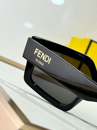 Солнцезащитные очки Fendi   