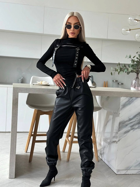 Женские чёрные леггинсы из эко–кожи Prada