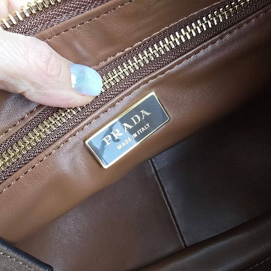 Замшевая сумка Prada 39x18 см