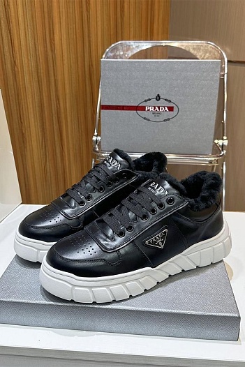 Чёрные кожаные кроссовки с мехом Prada   