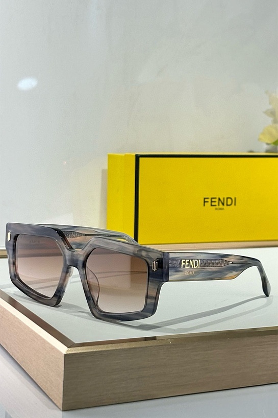 Солнцезащитные очки Fendi