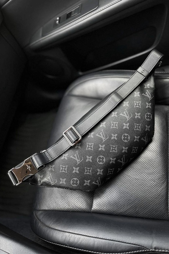 Кожаная сумка на пояс Louis Vuitton Discovery Monogram Eclipse 37x17x10 см