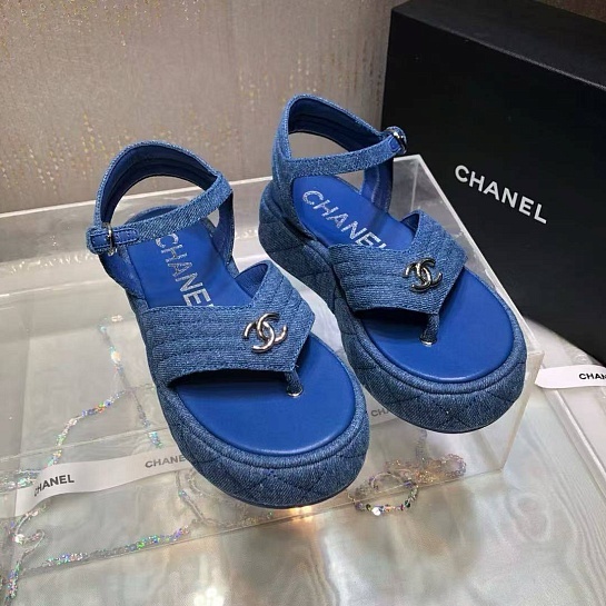 Женские замшевые сандалии синего цвета Chanel