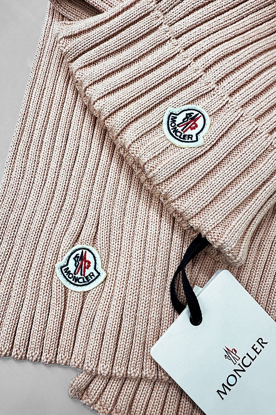 Комплект из шапки и шарфа персикового цвета Moncler logo-patch