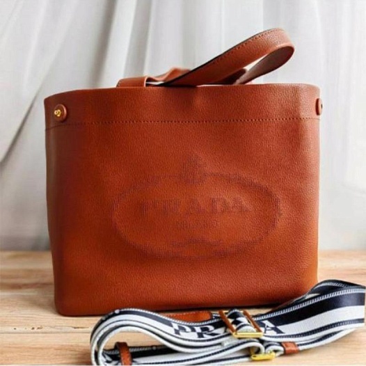 Кожаная сумка Prada 31x25 см   
