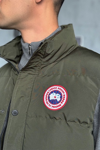 Жилет зелёного цвета Canada Goose logo-patch   