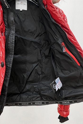 Женская брендовая куртка Moncler красного цвета   