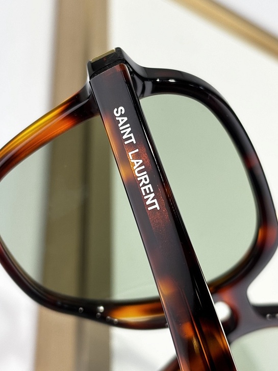 Солнцезащитные очки Yves Saint Laurent