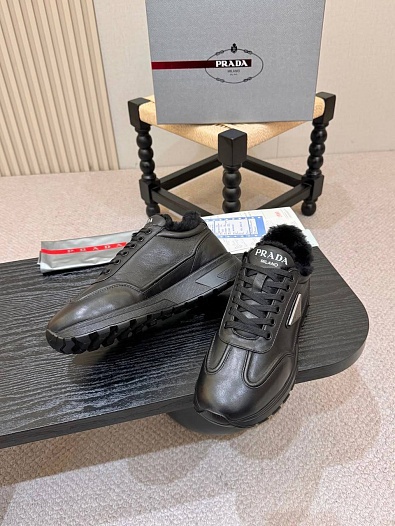 Кожаные кроссовки с мехом Prada logo-plaque   