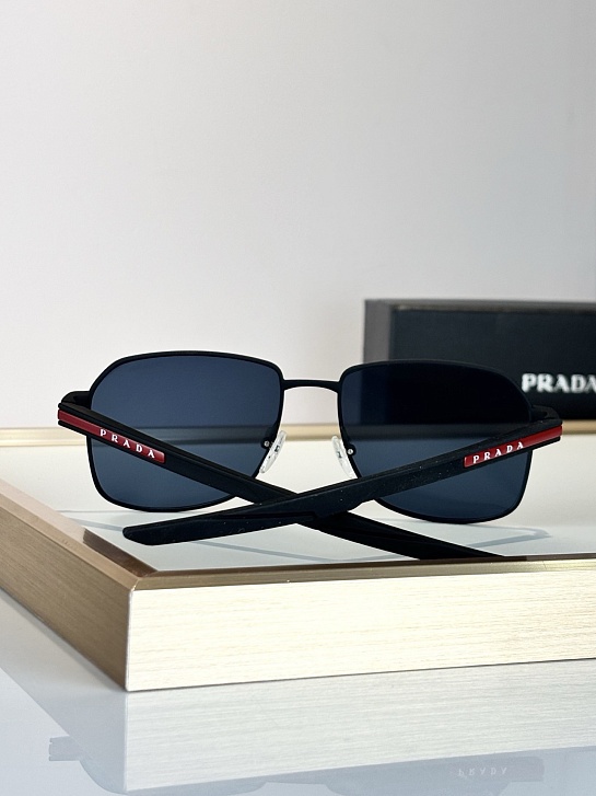 Солнцезащитные очки Prada Linea Rossa