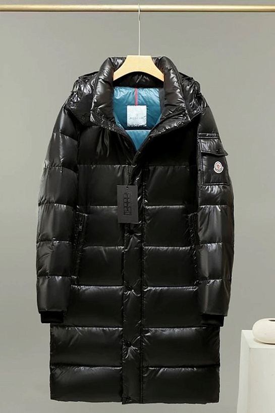 Удлинённый мужской пуховик чёрного цвета Moncler logo-patch