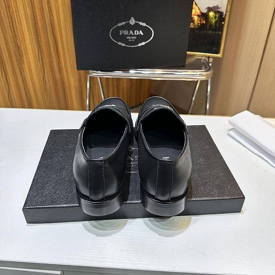 Мужские чёрные лоферы Prada triangle-logo