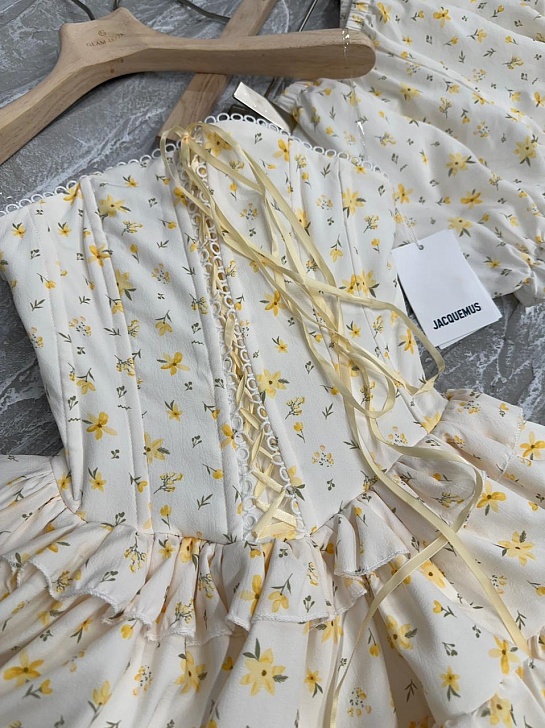 Женское платье Jacquemus бежевого цвета