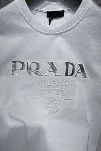Белая оверсайз футболка Prada embossed logo   