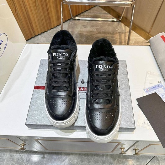Кожаные кроссовки с мехом Prada   