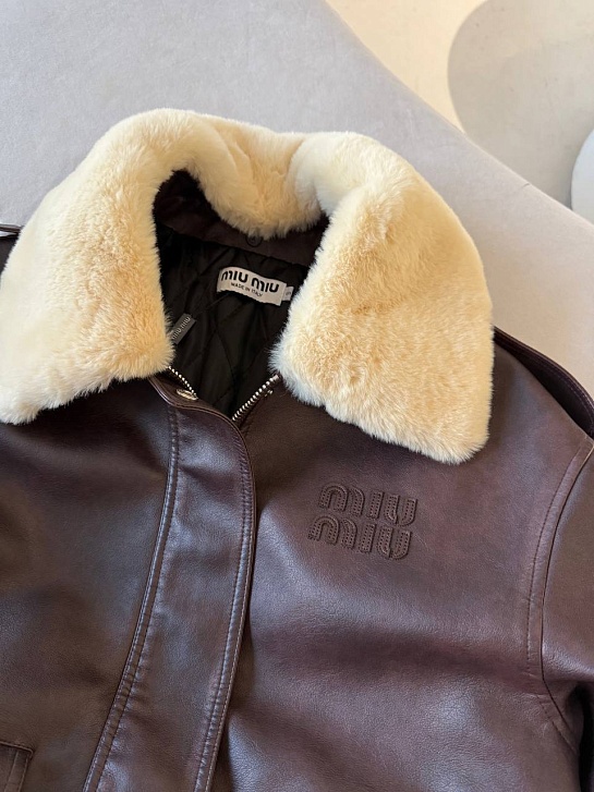 Женская кожаная дубленка MIU MIU с меховым воротом