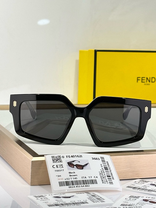 Солнцезащитные очки Fendi