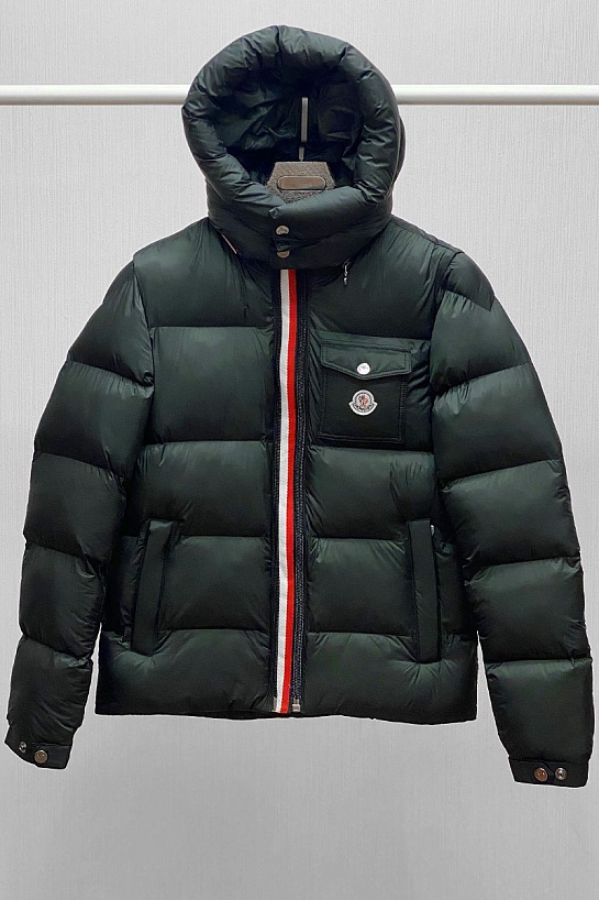 Мужской пуховик Moncler тёмно-зелёного цвета
