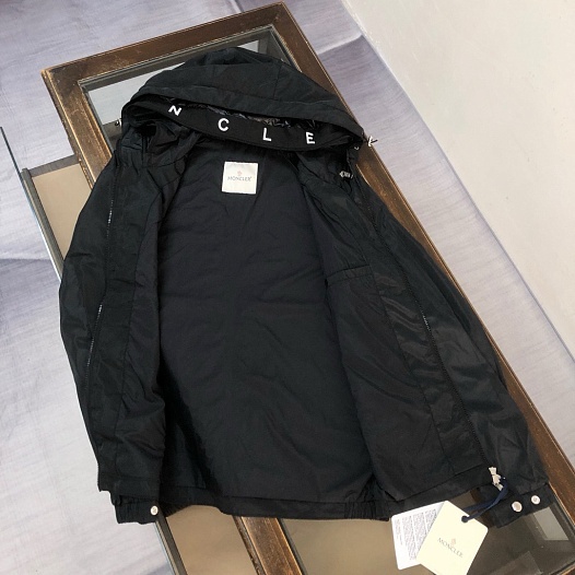 Чёрная ветровка Moncler logo-patch   