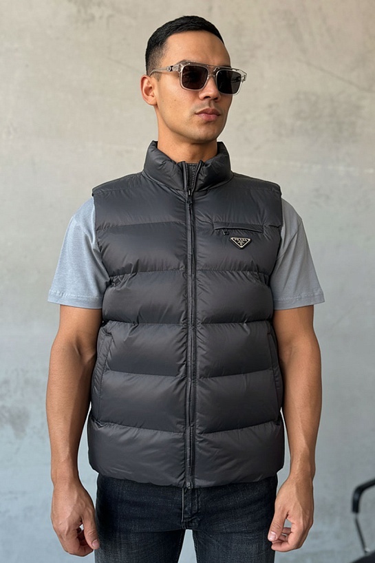 Жилет цвета антрацит Prada logo-plaque