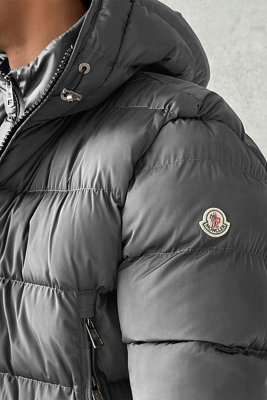 Утеплённая куртка цвета антрацит Moncler logo-patch