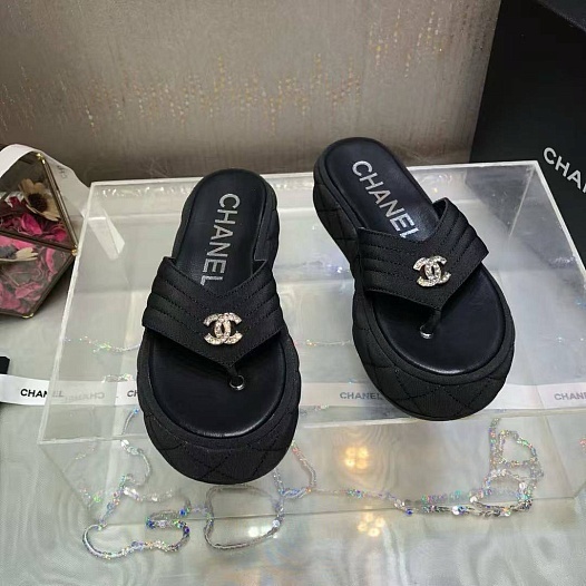 Женские кожаные шлёпанцы Chanel   