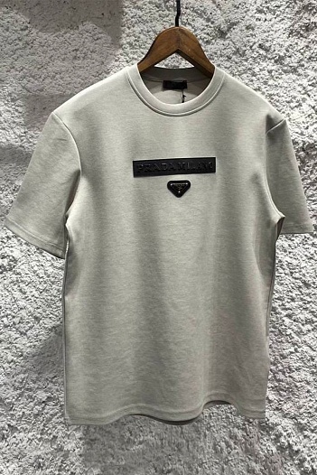 Серая оверсайз футболка Prada Milano metallic-logo   