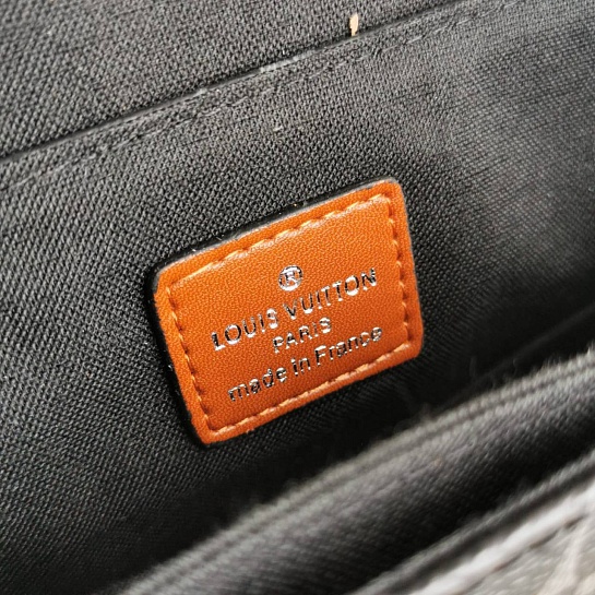 Кожаная сумка-мессенджер Louis Vuitton 26x24 см