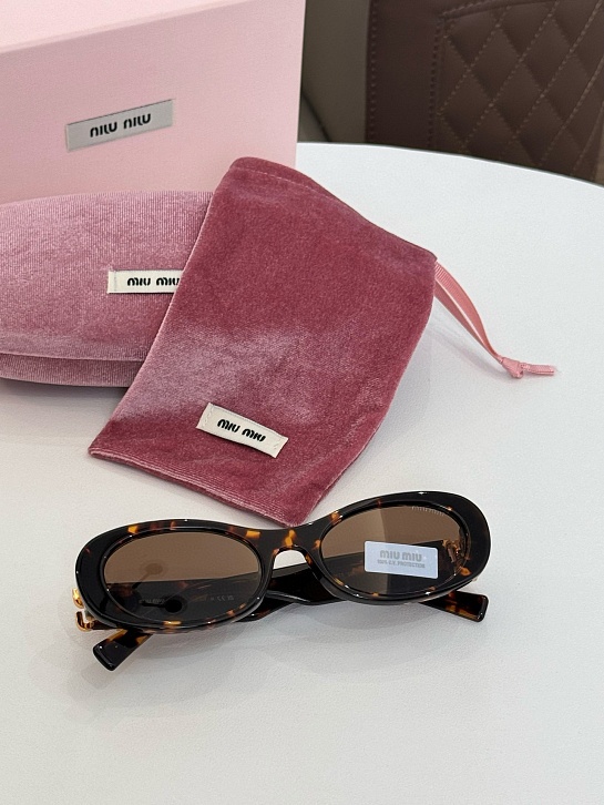 Женские солнцезащитные очки MIU MIU с леопардовой оправой