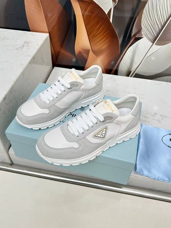 Женские комбинированные кроссовки Prada