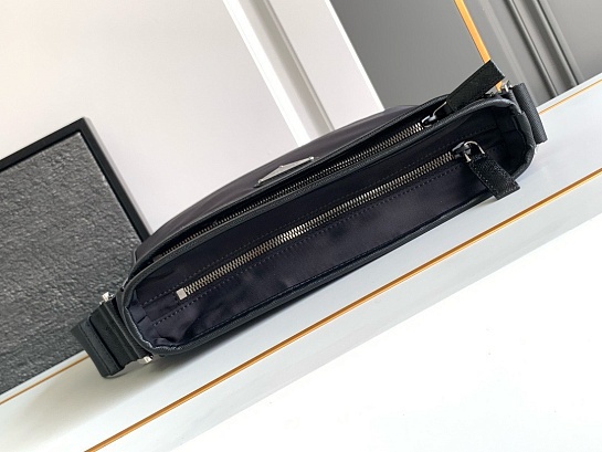 Нейлоновая сумка Prada Premium 27x25.5x6 см