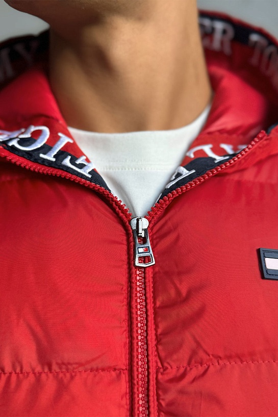 Мужской жилет Tommy Hilfiger красного цвета