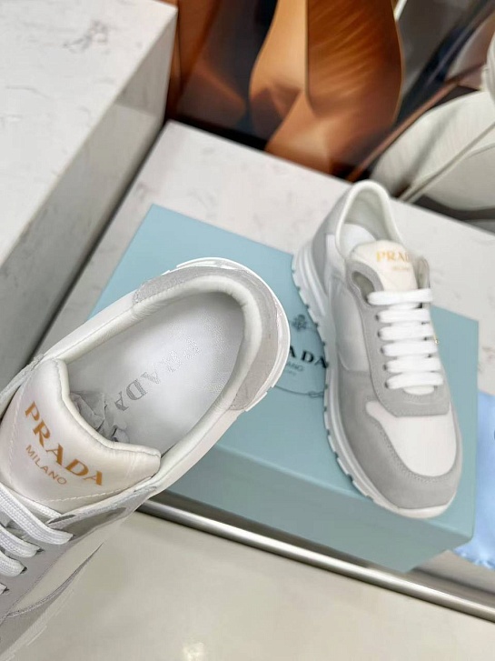 Женские комбинированные кроссовки Prada