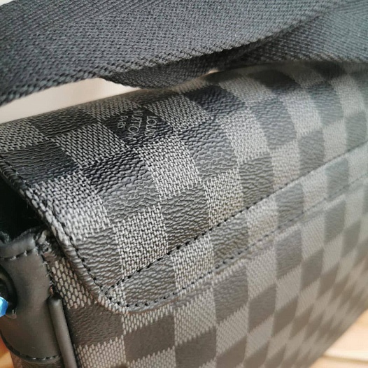 Кожаная сумка-планшет Louis Vuitton District PM 25x22 см   