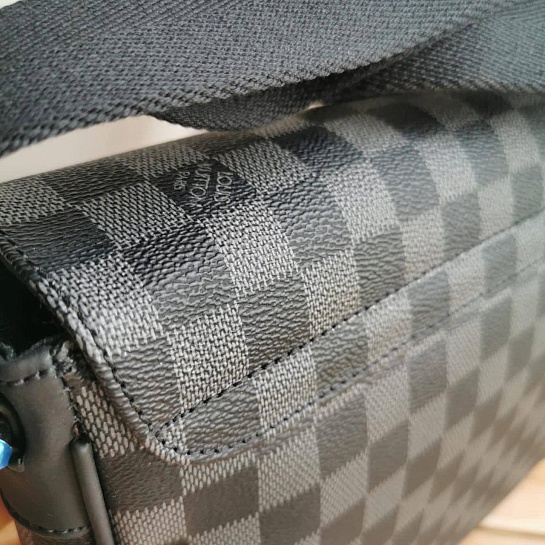 Кожаная сумка-планшет Louis Vuitton District PM 25x22 см