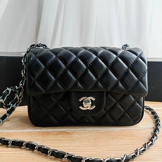 Кожаная чёрная сумка Chanel 25x15 см