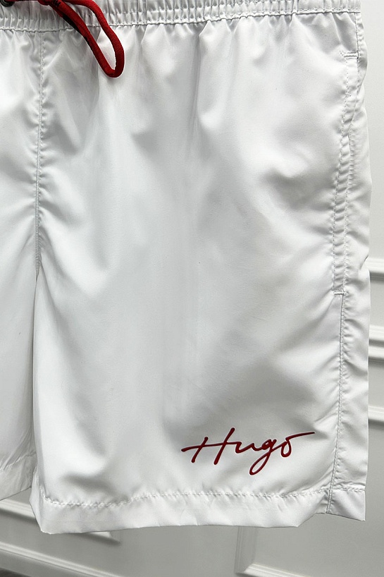 Мужские шорты Hugo Boss белого цвета