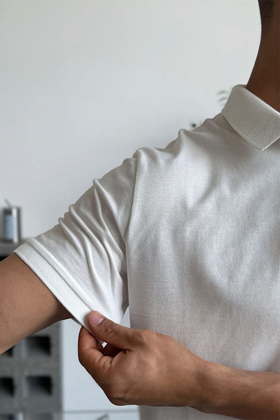 Мужское брендовое поло Moncler белого цвета